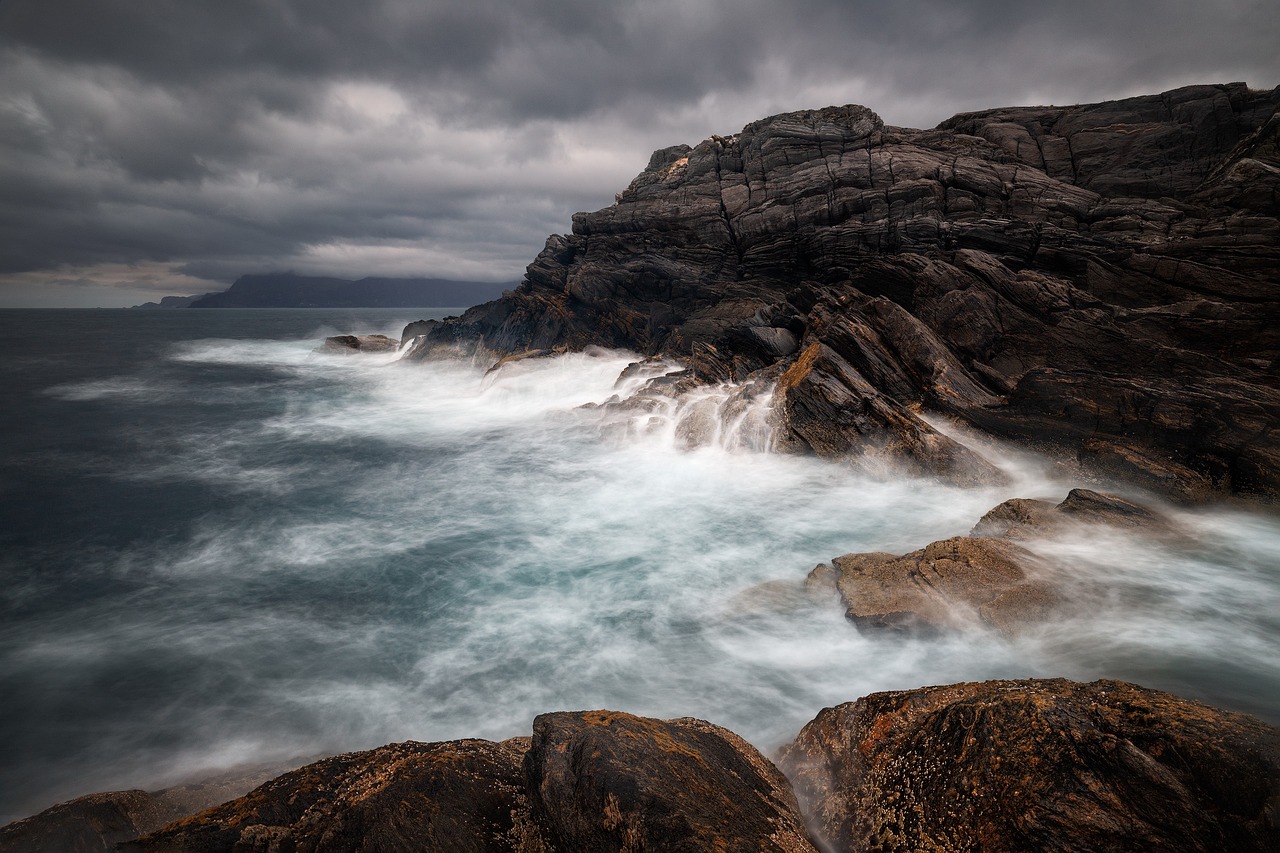 Mastering the Art of Ocean Waves: A Painting Tutorial